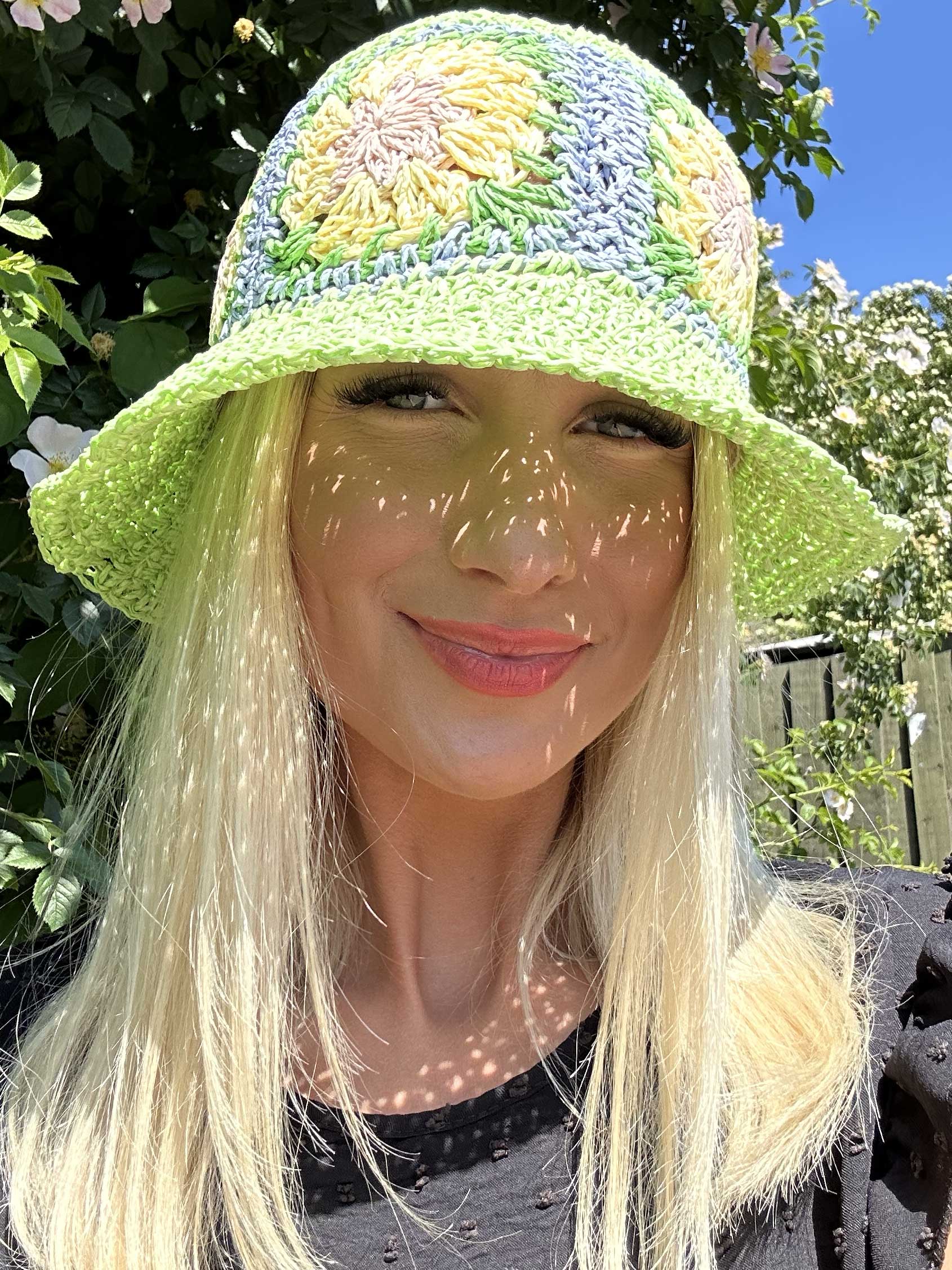 Sol - Sød sommerhat med blomstermotiver